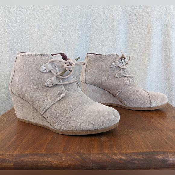 TOMS Kala Suede Round Toe Lace Up Wedge Ankle Boots Booties Taupe size 9.5 - Picture 1 of 10